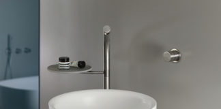 lavabo avec mitigeur intégrant une tablette