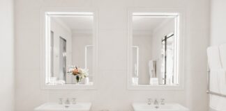 Deux lavabos blancs rétro dans une salle de bains du Royal Monceau à Paris