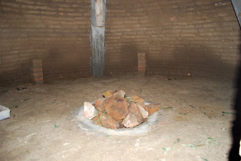 Intérieur d’un temazcal en brique de terre au Mexique. Photo Wikimedia Commons.